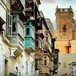 Spacious Townhouse With A Terrace Overlooking Valletta's Grand Harbor Ferienhaus