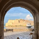 Spacious Townhouse With A Terrace Overlooking Valletta's Grand Harbor Ferienhaus *