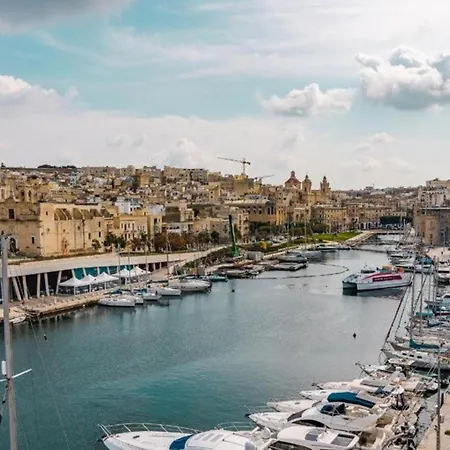 Spacious Townhouse With A Terrace Overlooking Valletta's Grand Harbor Hébergement de vacances