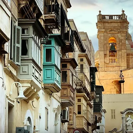 Spacious Townhouse With A Terrace Overlooking Valletta's Grand Harbor 度假居