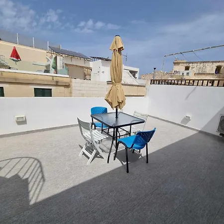 Spacious Townhouse With A Terrace Overlooking Valletta's Grand Harbor Nyaraló