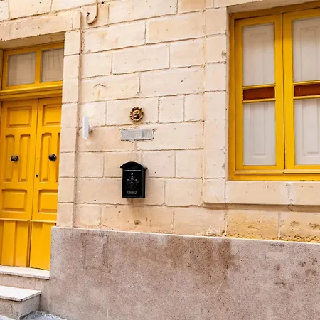 Spacious Townhouse With A Terrace Overlooking Valletta's Grand Harbor Nyaraló *