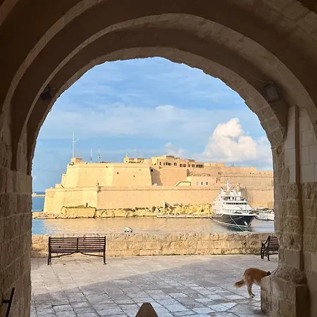 Spacious Townhouse With A Terrace Overlooking Valletta's Grand Harbor 度假居 *