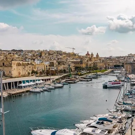 Spacious Townhouse With A Terrace Overlooking Valletta's Grand Harbor 度假居