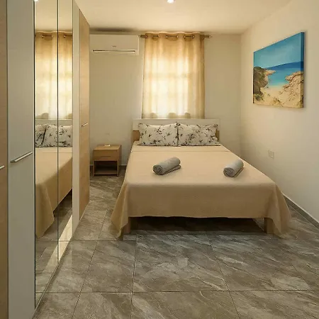 Spacious Townhouse With A Terrace Overlooking Valletta's Grand Harbor بيت للعطل