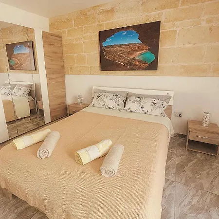 Spacious Townhouse With A Terrace Overlooking Valletta's Grand Harbor Nyaraló